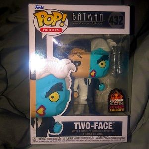 A L.A comic com 2021 show exclusive” two-face funko pop